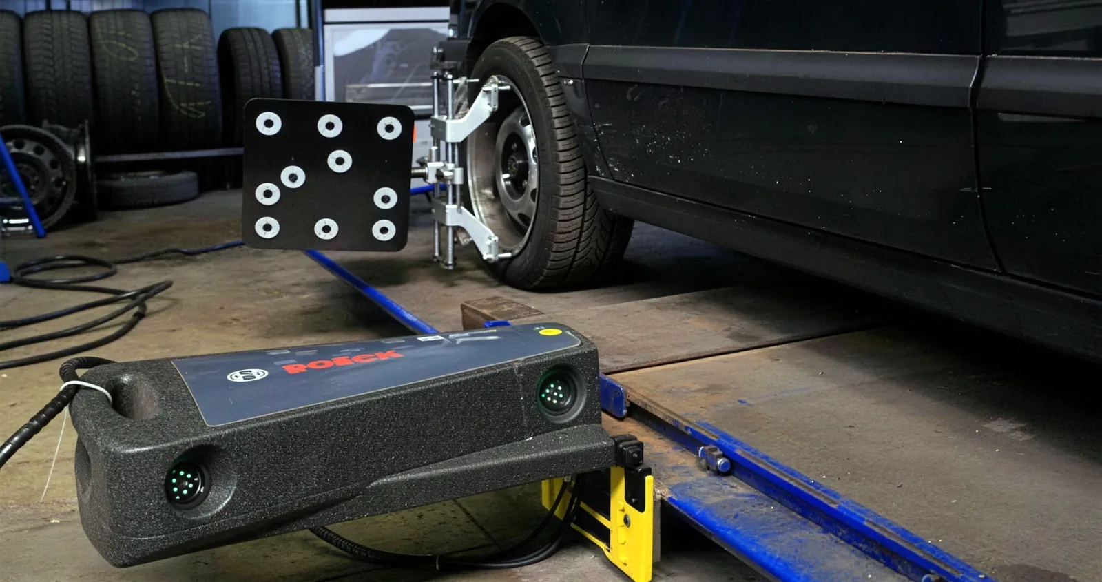 Laser-3D-Achsmessstand in der Werkstatt, Messkopf am Rad