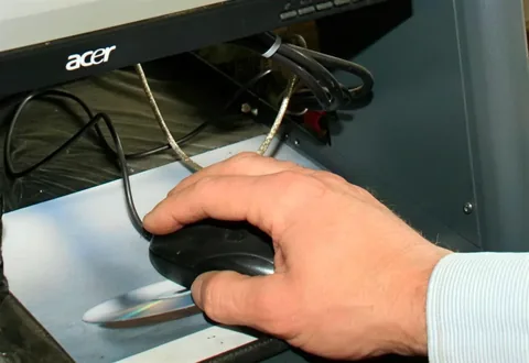 Hand an der Maus am Diagnoserechner