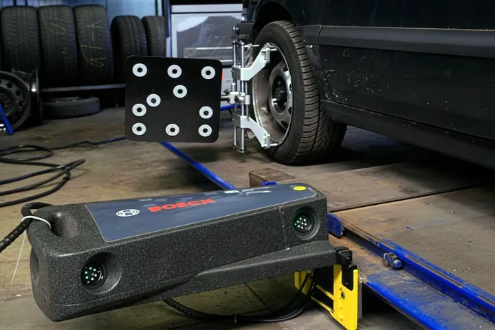 Laser-3D-Achsmessstand mit Messkopf am Rad