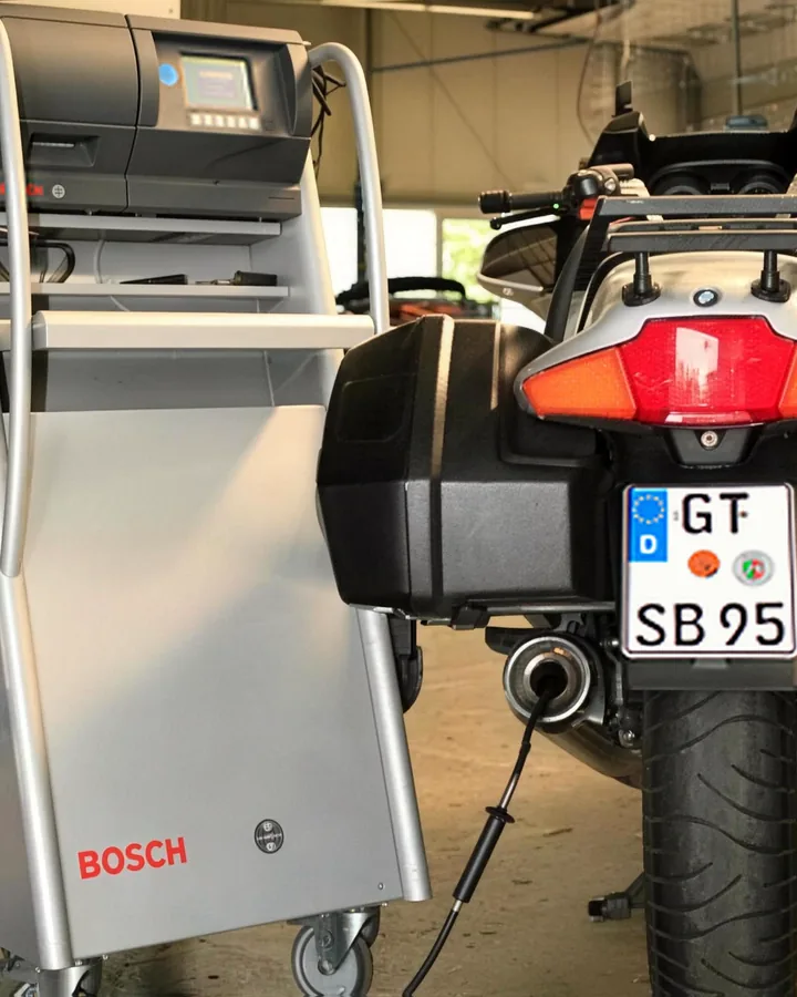 AU-Tester von Bosch an einem Motorrad