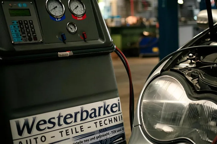Klimaservice-Gerät mit der Aufschrift Westerbarkei Auto-Teile-Technik